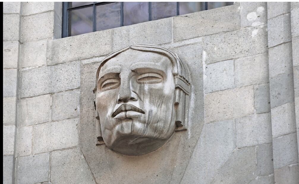 Humedad, mala restauración y flora seca en el Centro Kalan ubicado en la calle de Lieja 7. Foto: Carlos Mejía/EL UNIVERSAL