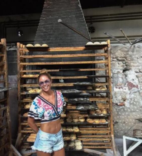 Lucero muestra su abdomen plano