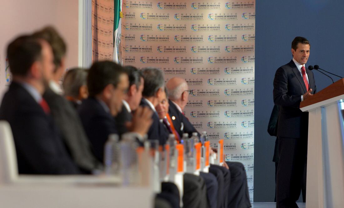 Al participar en la 16 edición de "México, Cumbre de Negocios", el mandatario recordó que el viernes pasado la caravana de migrantes irrumpió en la frontera sur del país en su camino rumbo a Estados Unidos. FOTO: @EnriquePN