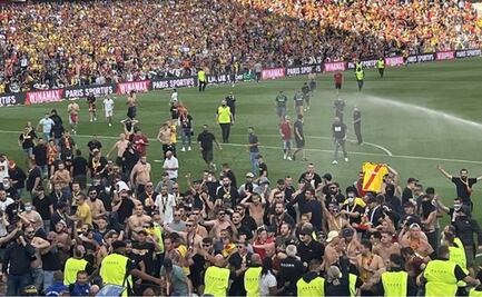 VIDEO: Aficionados del Lens invaden la cancha en el partido ante Lille