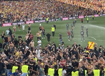 VIDEO: Aficionados del Lens invaden la cancha en el partido ante Lille