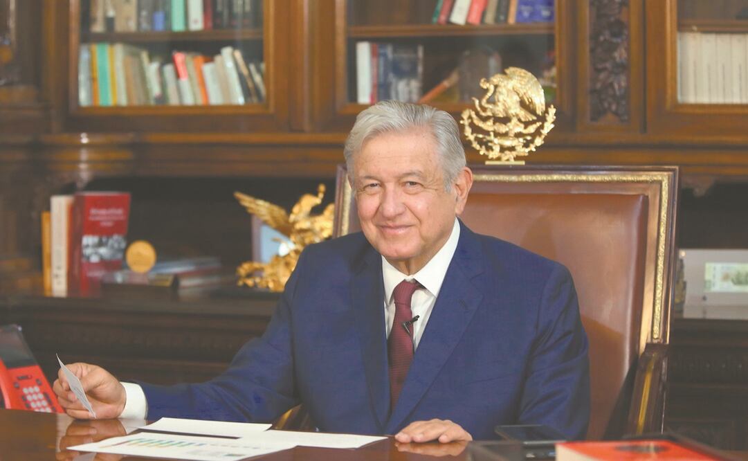 El presidente Andrés Manuel López Obrador se mostró en una fotografía, la primera tras dar positivo a Covid-19, en la cual se le ve sonriente. Foto: Tomada de Twitter