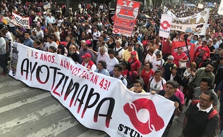 Padres de los 43 normalistas se deslindan de actos vandálicos durante marcha