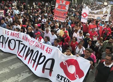 Padres de los 43 normalistas se deslindan de actos vandálicos durante marcha