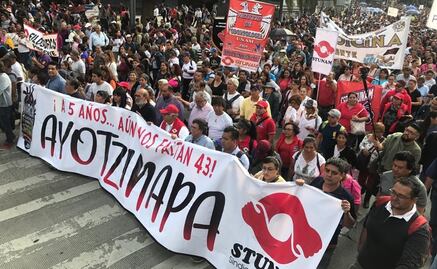 Padres de los 43 normalistas se deslindan de actos vandálicos durante marcha