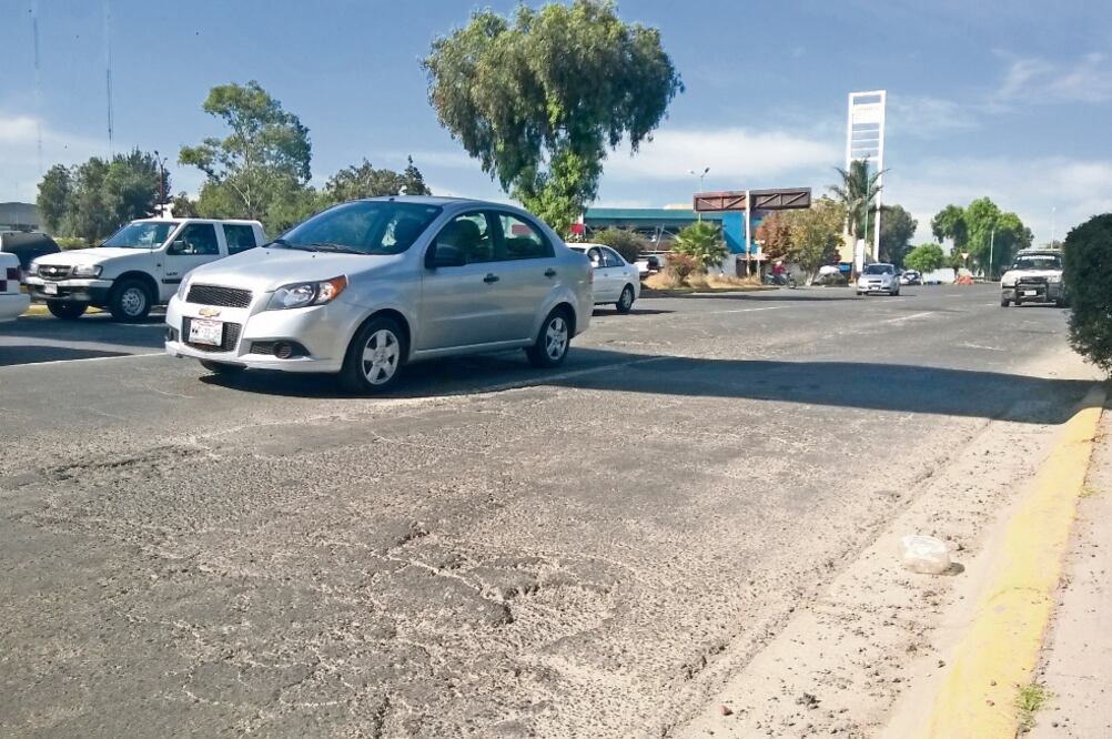 El presidente municipal de Cuautitlán Izcalli, Víctor Estrada, afirmó que uno de los mayores reclamos de la ciudadanía es el mal estado de las calles y los múltiples baches que tienen, por lo que anunció su rehabilitación (JUAN M. BARRERA. EL UNIVERSAL)