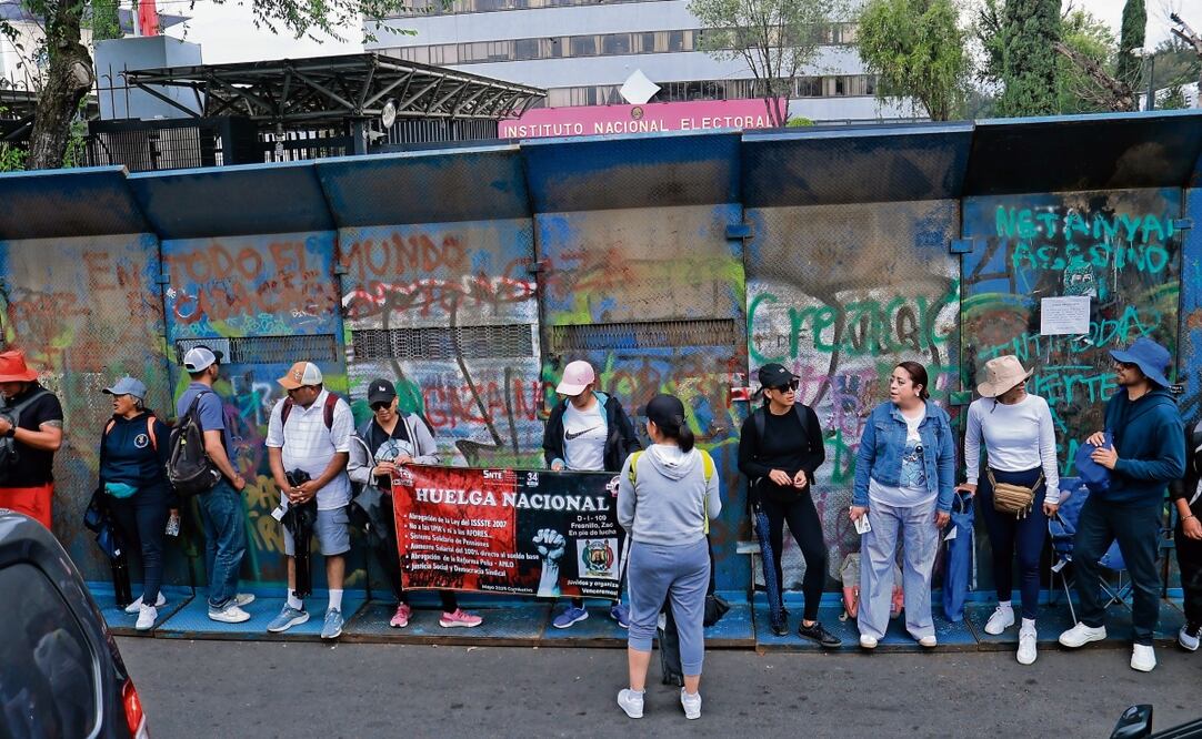 Las oficinas del INE amanecieron blindadas con vallas metálicas en las entradas que permanecieron
bloqueadas, por lo que los trabajadores fueron avisados para no presentarse a laborar. Foto: Fernanda Rojas / EL UNIVERSAL