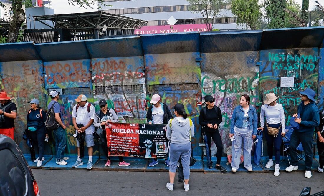 Las oficinas del INE amanecieron blindadas con vallas metálicas en las entradas que permanecieron
bloqueadas, por lo que los trabajadores fueron avisados para no presentarse a laborar. Foto: Fernanda Rojas / EL UNIVERSAL
