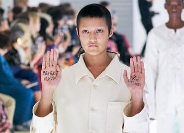 Modelo protesta por la salud mental en desfile de Gucci