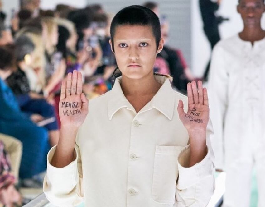 Ante la protesta pacífica de la modelo, Gucci emitió un comuicado en redes para hablar sobre el origen de la estética del desfile              Foto: Instagram