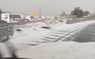 Tormenta de granizo colapsa la autopista México-Pachuca; calles de Tecámac se cubren de blanco
