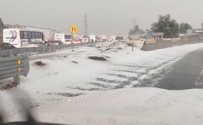Tormenta de granizo colapsa la autopista México-Pachuca; calles de Tecámac se cubren de blanco