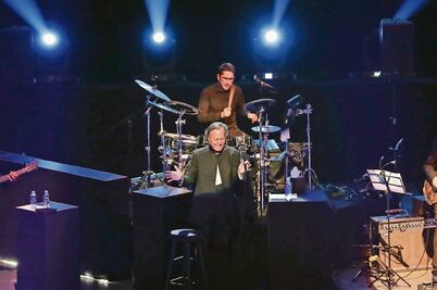 Pese a caída y fallas de audio, Julio Iglesias roba corazones