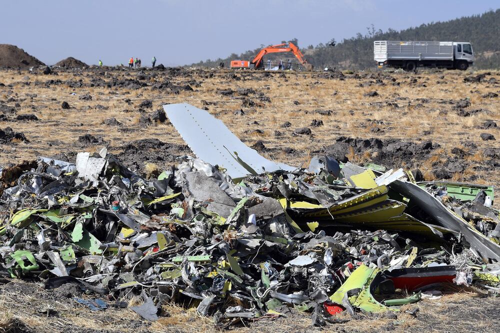 Vista de los restos del fuselaje del avión Boeing 737 MAX 8 de Ethiopian Airlines (Foto: EFE)