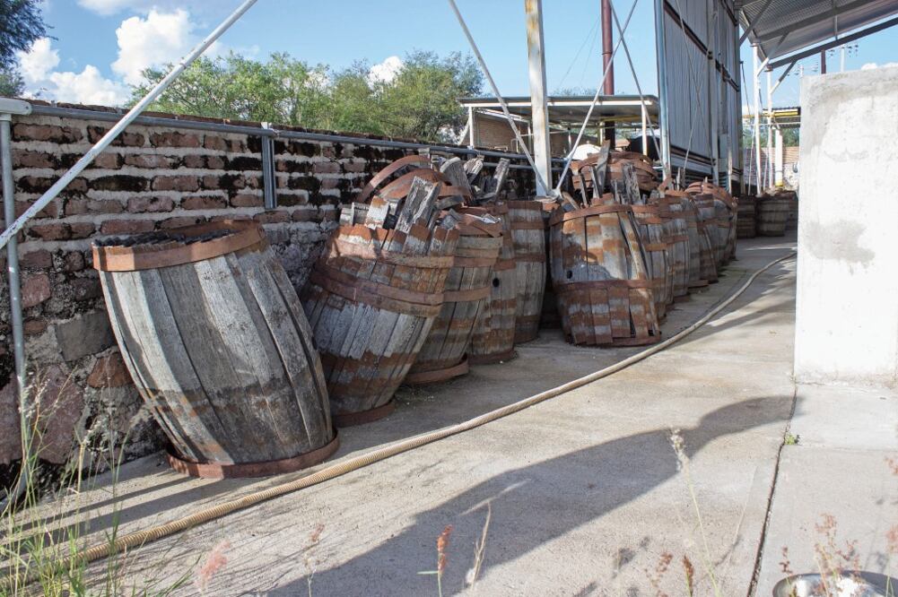 De lo que hace cinco años representaba una pujante industria que producía hasta 587 mil litros de mezcal al año, hoy sólo quedan de recuerdo los barriles deteriorados y en abandono (JUAN ORTEGA. EL UNIVERSAL)