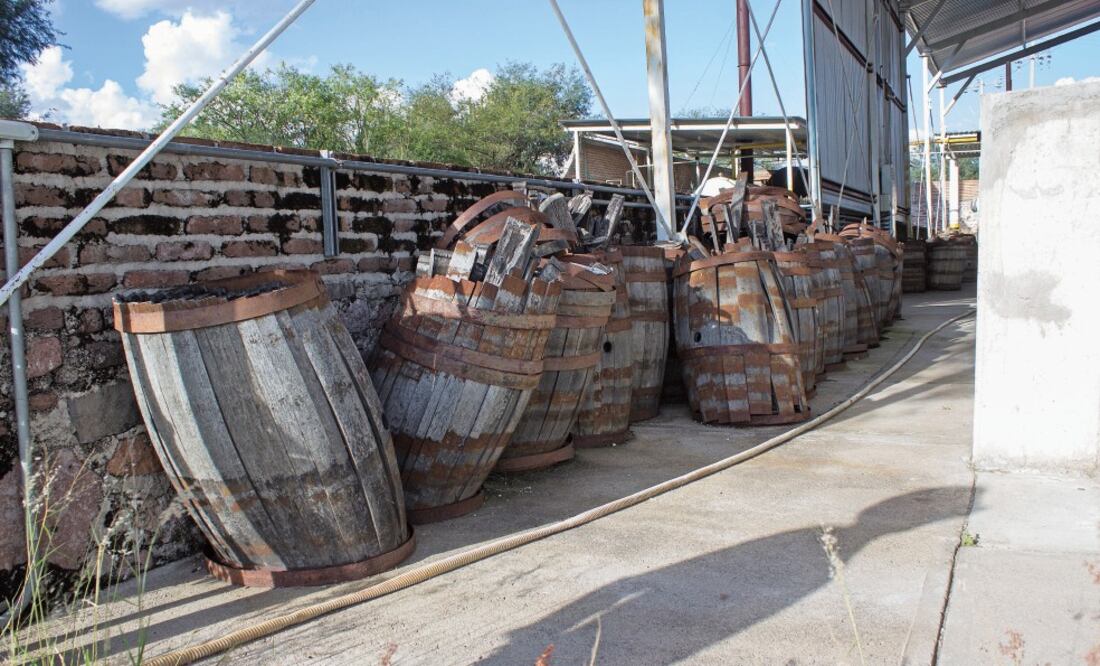 De lo que hace cinco años representaba una pujante industria que producía hasta 587 mil litros de mezcal al año, hoy sólo quedan de recuerdo los barriles deteriorados y en abandono (JUAN ORTEGA. EL UNIVERSAL)