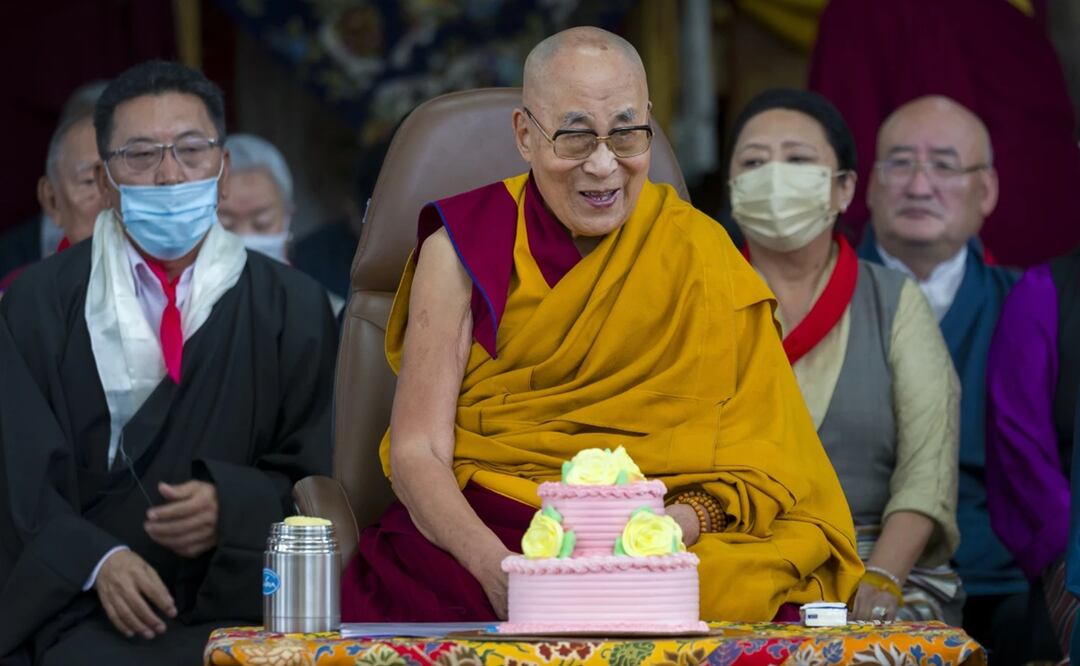El líder espiritual tibetano, el Dalai Lama, sonríe mientras preside una función que marca su 88 cumpleaños en el templo Tsuglakhang en Dharamsala, India. Foto: AP