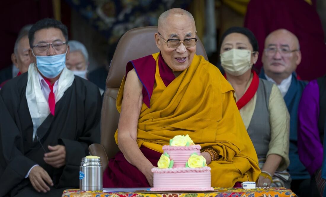 El líder espiritual tibetano, el Dalai Lama, sonríe mientras preside una función que marca su 88 cumpleaños en el templo Tsuglakhang en Dharamsala, India. Foto: AP