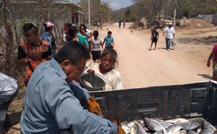 Pescadores regalan productos del mar para enfrentar pandemia en Salina Cruz
