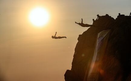 Por cinco millones de saltos de cabeza, clavadistas de Acapulco reciben récord Guiness