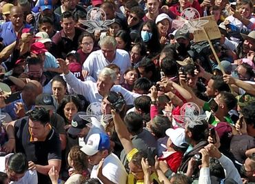 Tras más de cuatro horas de marcha, AMLO entra por la calle de Madero rumbo al Zócalo