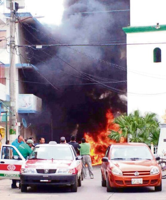 Inconformes le prendieron fuego a una patrulla de la policía estatal; la Fisca l í a aseguró que ya se investiga el paradero del sacerdote de Catemaco (PATRICIA MORALES. EL UNIVERSAL)