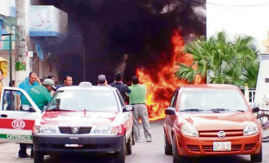 Inconformes le prendieron fuego a una patrulla de la policía estatal; la Fisca l í a aseguró que ya se investiga el paradero del sacerdote de Catemaco (PATRICIA MORALES. EL UNIVERSAL)