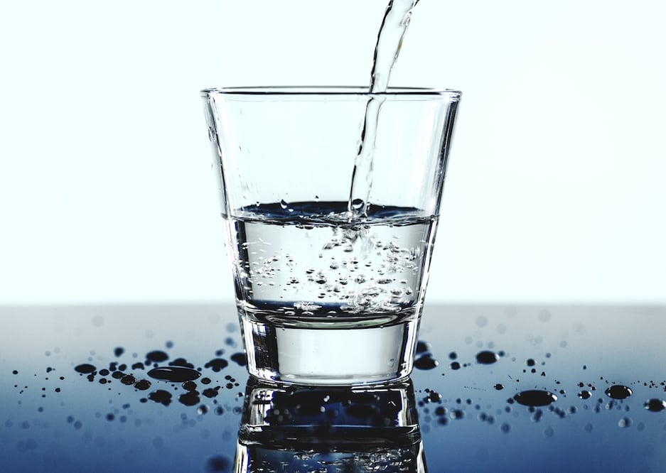 Beber agua en exceso puede provocar insomnio y sudoración extrema / Foto: Pixabay