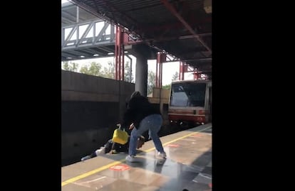 Video. ¡Quería recoger una pelota! Hombre baja a las vías del Metro y se queda a centímetros de ser arrollado por un tren