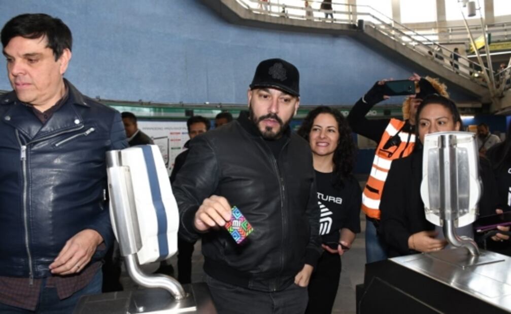 Lupillo Rivera sorprende y arma "baile" en la línea B del Metro