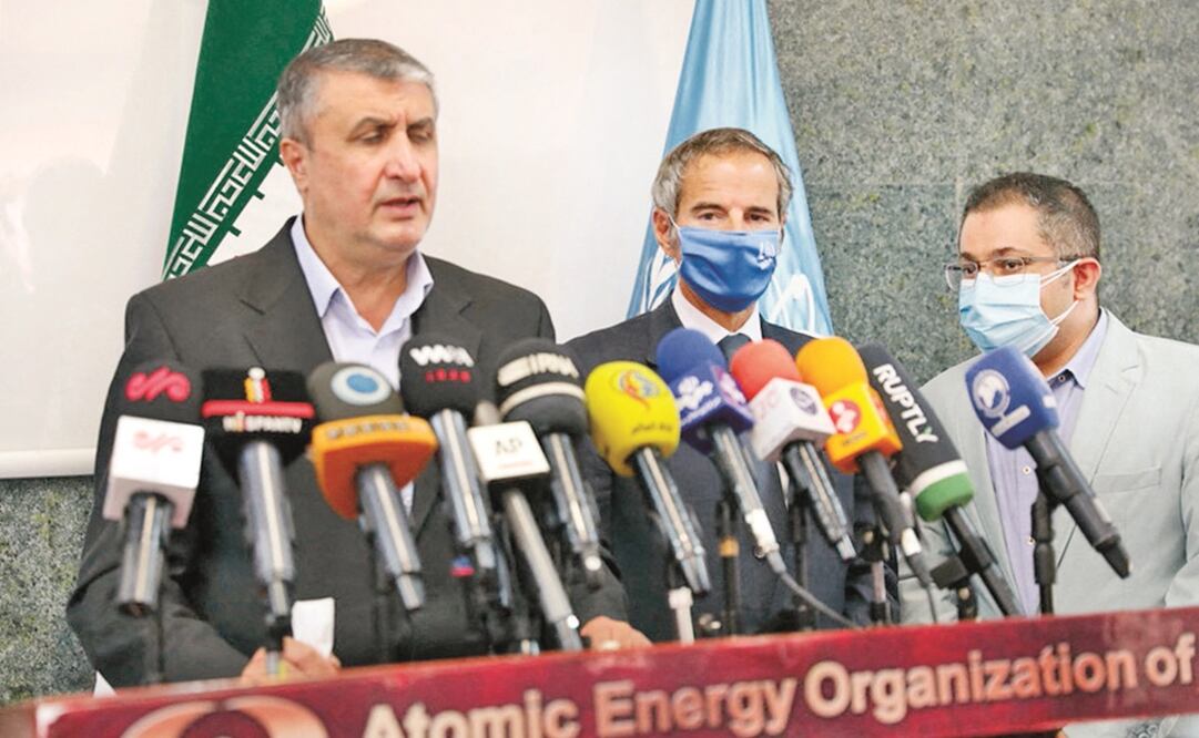 Rafael Rossi, quien dirige la AIEA, en conferencia de prensa durante su visita a Irán para revisar el tema nuclear. Foto: AFP