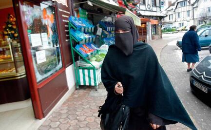 Francia prohíbe en escuelas la abaya, túnica usada por musulmanes