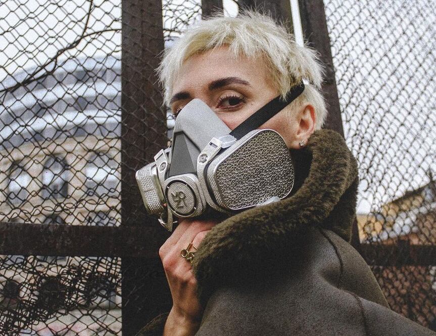 Esta mascarilla cuenta con 3,750 incrustaciones de diamantes / Foto: Instagram @mozi_j