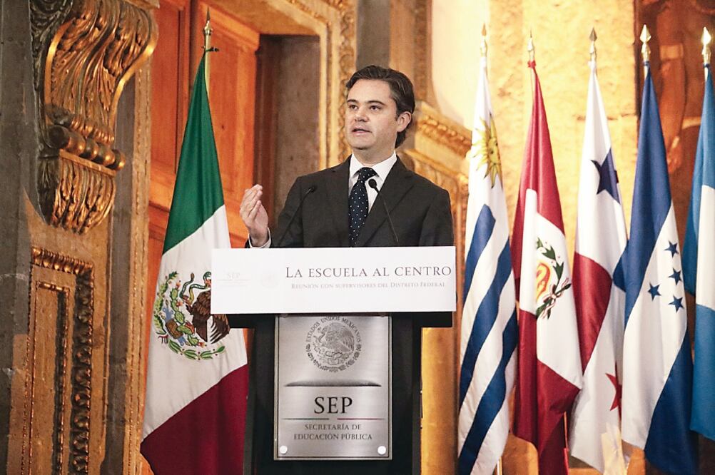 El titular de la SEP, Aurelio Nuño, se reunió ayer con supervisores educativos del Distrito Federal, en el marco de la explicación del programa La Escuela al Centro (ALEJANDRA LEYVA. EL UNIVERSAL)
