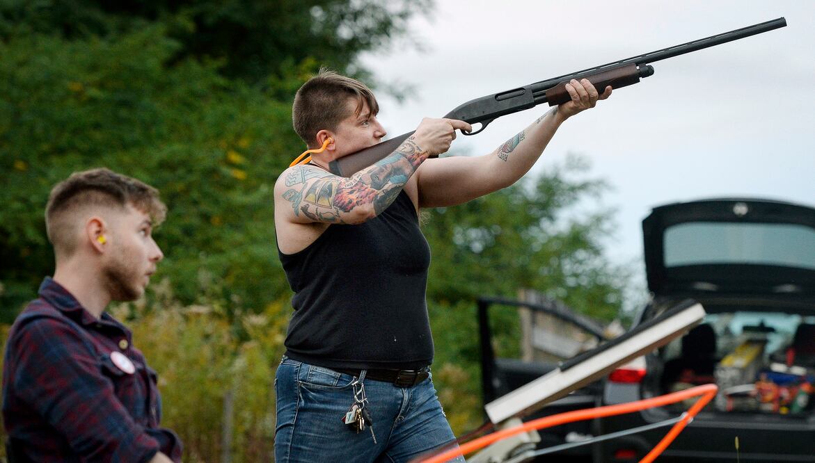 Lore McSpadden dispara su rifle durante una práctica de tiro del Trigger Warning Queer & Trans Gun Club en Victor, estado de Nueva York (Foto: AP)