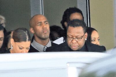 Despiden a Bobbi entre disputas