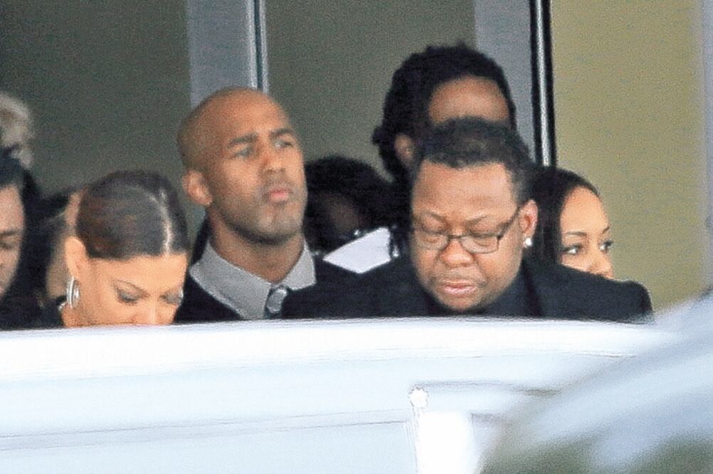 El padre de Kristina, el cantante Bobby Brown encabezó la ceremonia de sepultura (AGENCIAS)