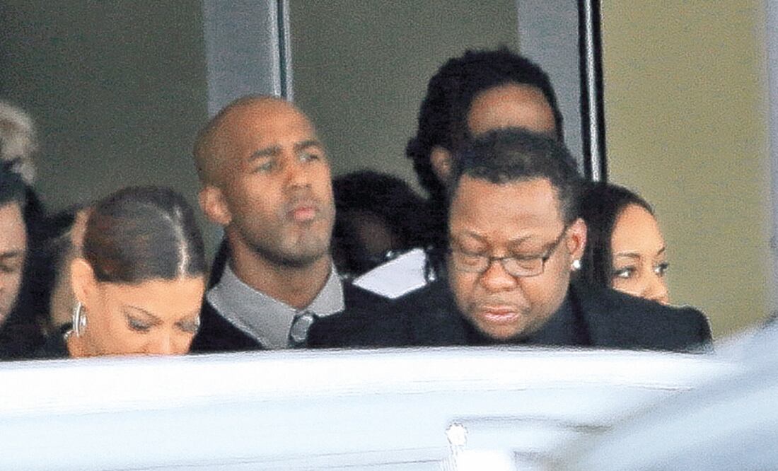 El padre de Kristina, el cantante Bobby Brown encabezó la ceremonia de sepultura (AGENCIAS)