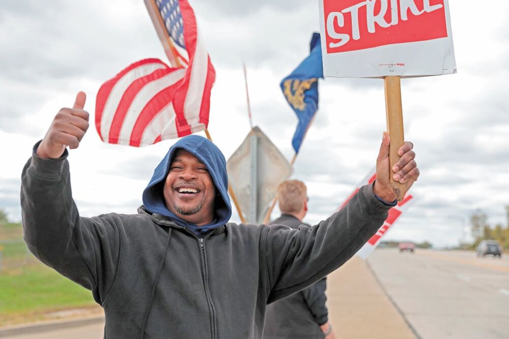 En Estados Unidos, los trabajadores sindicalizados del UAW exigen salarios más altos, mayor seguridad laboral, una mayor participación en las ganancias y protección de los beneficios de salud.Foto: CRISTINA M. FLETES. AP