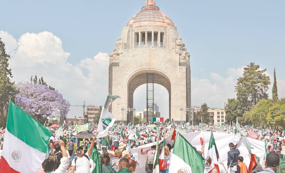 FRENAAA se manifestó en el Monumento a la Revolución. Foto: ARCHIVO EL UNIVERSAL