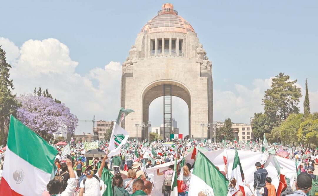 FRENAAA se manifestó en el Monumento a la Revolución. Foto: ARCHIVO EL UNIVERSAL