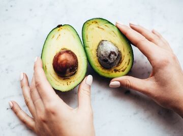 Para qué sirve el té de hueso de aguacate