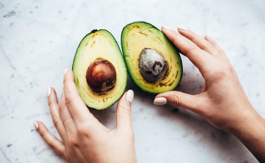 Tanto la pulpa como el hueso del aguacate son una fuente importante de grasas monoinsturadas. Foto: Pexels