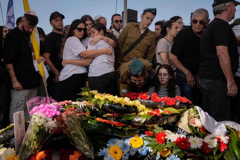 Los dolientes asisten al funeral del soldado israelí Noa Marciano en Modiin, Israel. Foto: AP