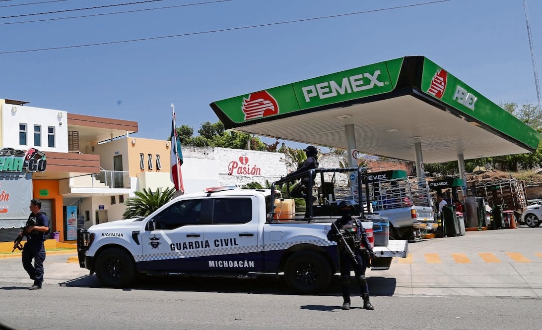 Las 19 gasolinerías que operan en la cabecera municipal de Apatzingán y sus alrededores han tenido que recortar sus horarios de venta al público debido a la violencia. Foto: Especial