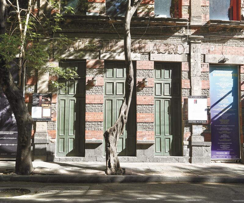 Teatro El Milagro, en la colonia Juárez, reabrió en septiembre, pero hoy de nuevo luce cerrado. VALENTE ROSAS. EL UNIVERSAL