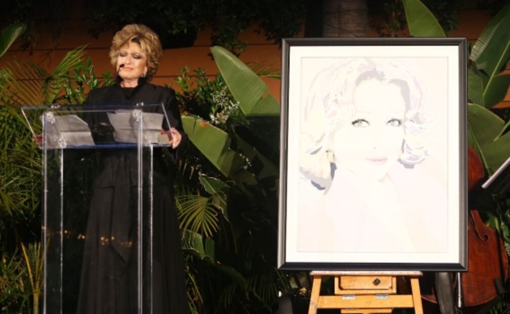 Angélica María recibe reconocimiento en Hollywood