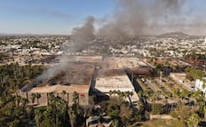 Suman 6 muertos por incendio en plaza comercial de Los Mochis, Sinaloa; gobernadora visita a lesionados