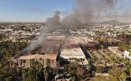 Bomberos lucharon 15 horas para apagar incendio en Plaza Comercial Fiesta las Palmas, de Los Mochis, Sinaloa; fuego se avivó por fuga de gas