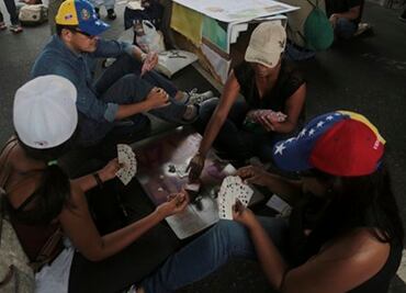 Opositores bloquean calles en Venezuela en plantón contra Maduro